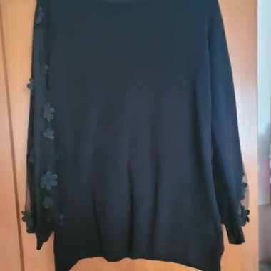 Pull noir à manches longues avec fleurs