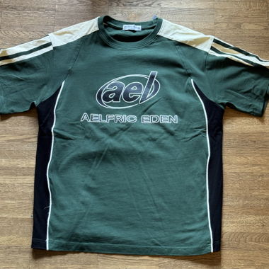 Grünes und Schwarzes T-Shirt