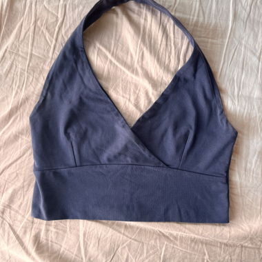 Top blu con spalle scoperte
