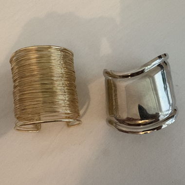 2 bracelets 
