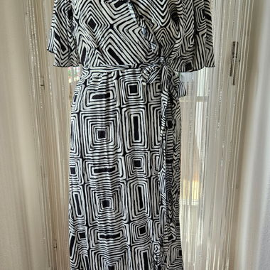 Robe portefeuille en viscose noir et blanc