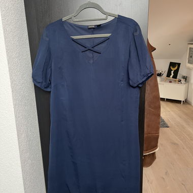 Dunkelblaues Kurzarmkleid mit V-Ausschnitt