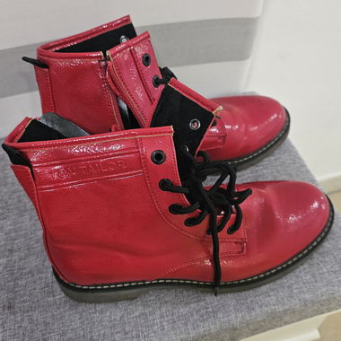 Rote Schnuerstiefeletten