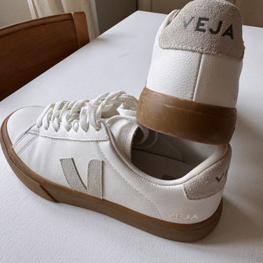 Weiße VEJA-Sneaker