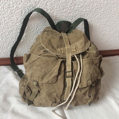 Grosser olivegrüner Leinenrucksack