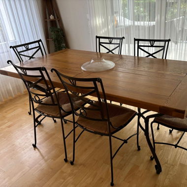 Table in solid oak and iron incl. six chairs 