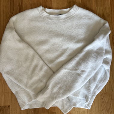 weisser flauschiger pullover