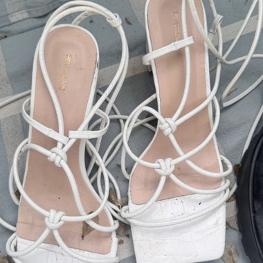 Sandales blanches à brides et talon bloc