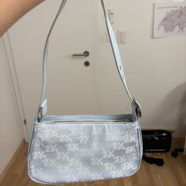 Hellblaue Schultertasche