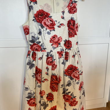 Ärmelloses Kleid mit Blumenmuster