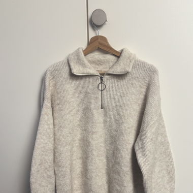 Pull écru avec collant montant zippé