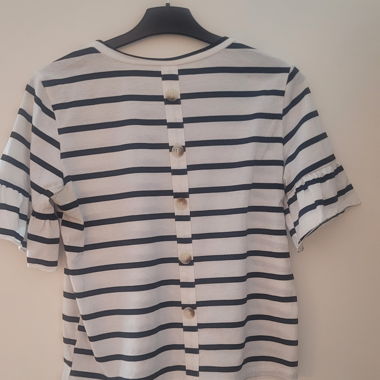 T-shirt a righe con pattina con bottoni