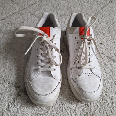 Weiße Sneaker mit Orange Roger Federer