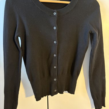 Cardigan nero in maglia aderente in vita
