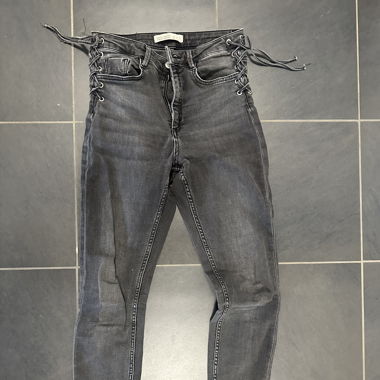 Schwarz/graue Jeans Hose mit Schnürdeko