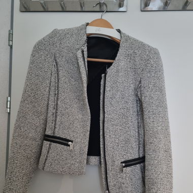 Blazer aus grauem Bouclé Stoff
