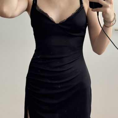 Schwarzes Spitzenkleid Bershka