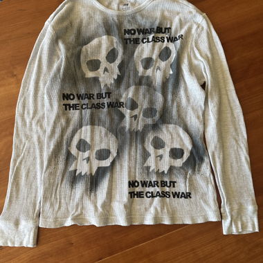Upcycling-Langarmshirt mit Totenkopfprint