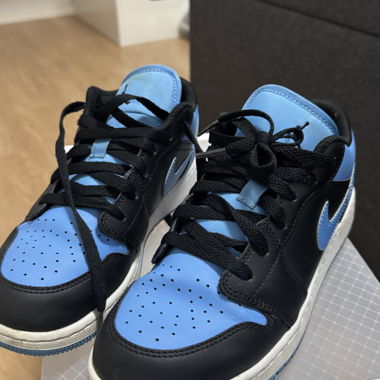Nine Air Jordan low, Blu