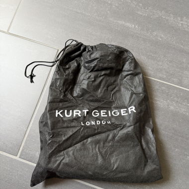 Borsa a tracolla con catena Kurt Geiger