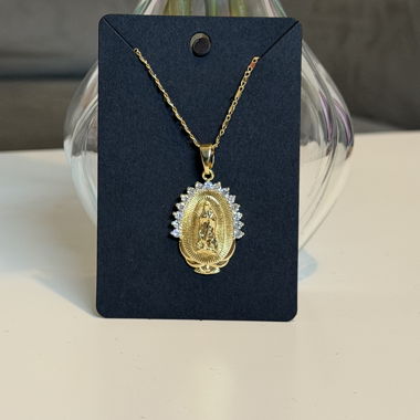 Collana dorata con medaglione