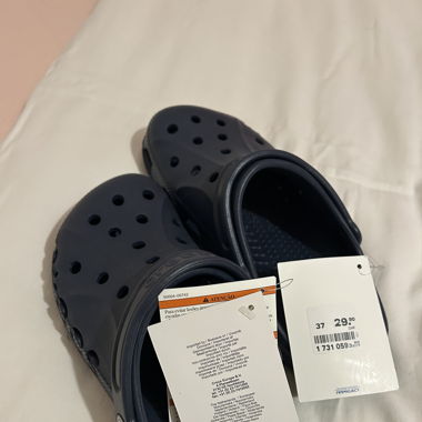 Crocs 37