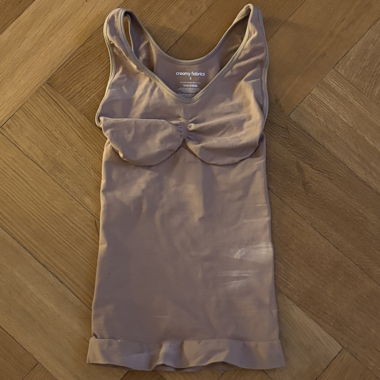 Top modellante in tessuti cremosi