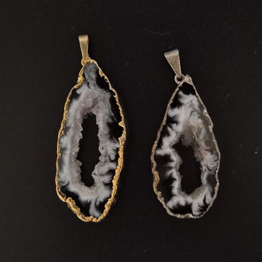 2 pendentifs en agate en forme de goutte
