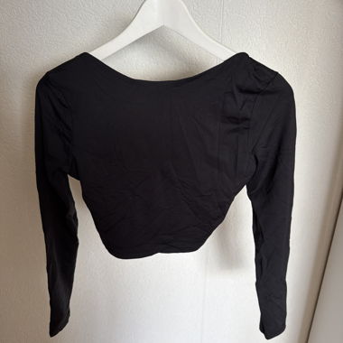 Black long-sleeve cropped top