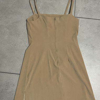 Robe beige à bretelles