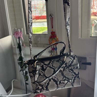 Gepraegte Python-Umhaengetasche - Primark