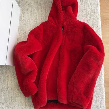 Giacca con cappuccio in eco-pelliccia rossa ASOS