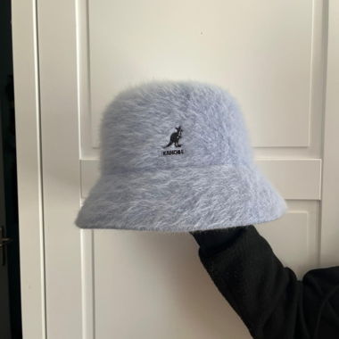Cappello Kangol alla moda
