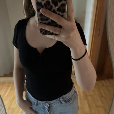 T-shirt donna nero con patta di bottoni