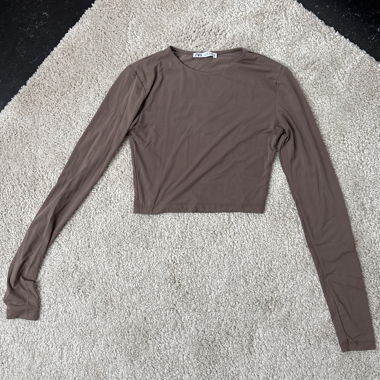 Brown long-sleeve crop top