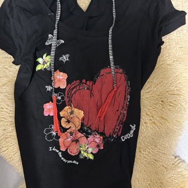 Black T-shirt with heart print
