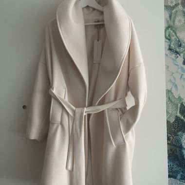 Cappotto Rinascimento crema con cintura annodata