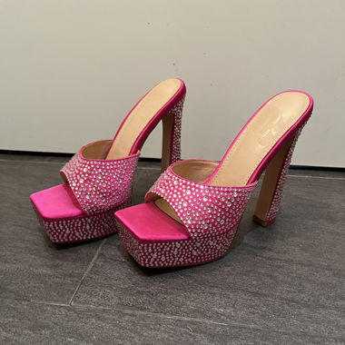 Sommerabsätze mit pinken Glitzersteinen