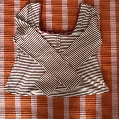 Maglia a maniche lunghe a righe con pattina di bottoni