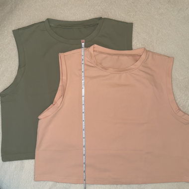 2 sleeveless crop tops in pink & khaki