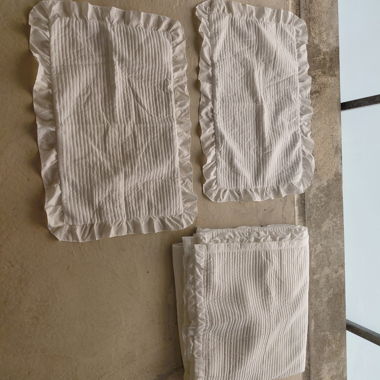 Tessili da letto bianchi con arricciature