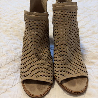 Beige Sandalen-Stiefeletten mit offener Zehe