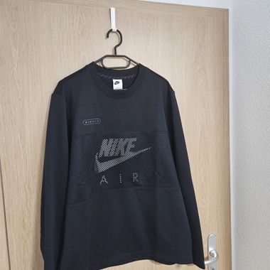 Schwarzer Nike-Pullover