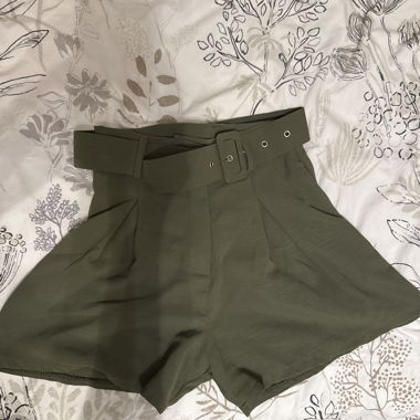 shorts vita alta kaki con cintura