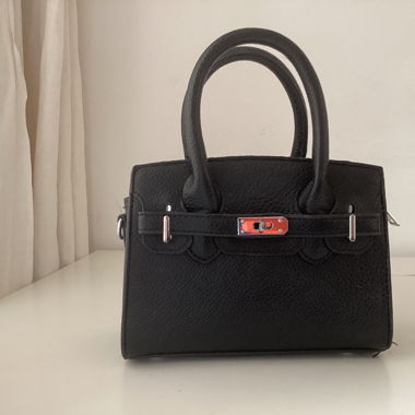 Schwarze Handtasche mit Henkeln