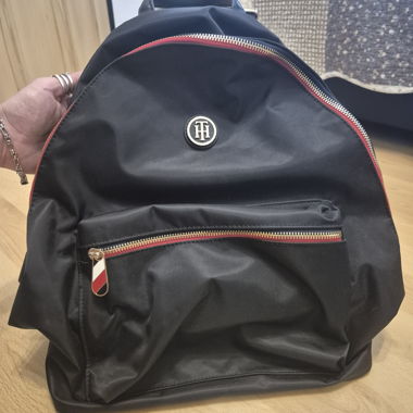 Schwarzer Rucksack mit Logo