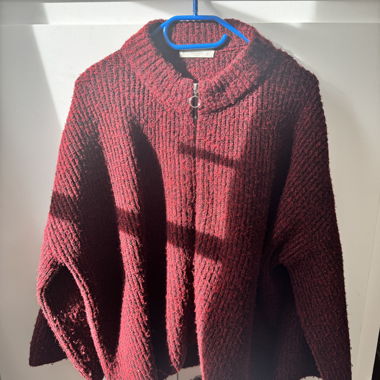 Bordeauxfarbenes, dick gestricktes Zip-Gilet