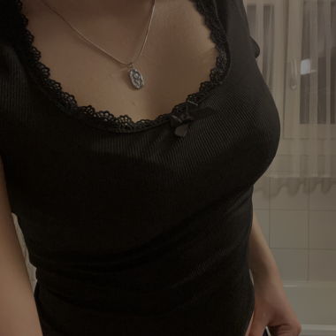 Top nero in pizzo con manica corta