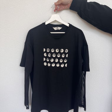 T-shirt noir à manches en mesh graphique