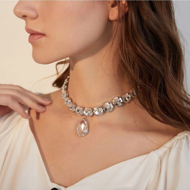 Collana di cristallo (mai indossata, nuovo di fabbrica) argentata